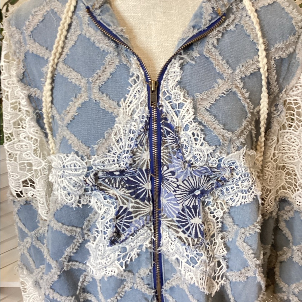 POL Blue and Cream Patterned Fabric - Picture 6 of 7